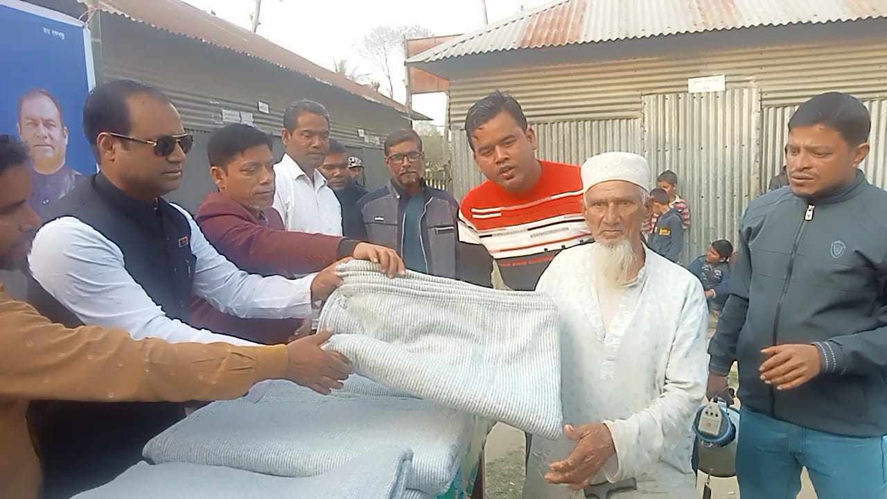 ময়মনসিংহে সাংসদ শান্তর নির্দেশে শীত বস্ত্র বিতরণ।