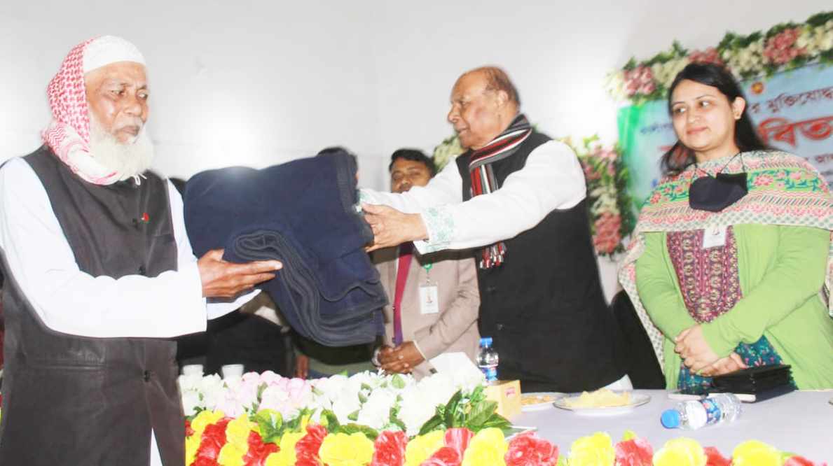 কালীগঞ্জে শীতার্তদের মাঝে নবনির্বাচিত এমপি’র কম্বল বিতরণ।