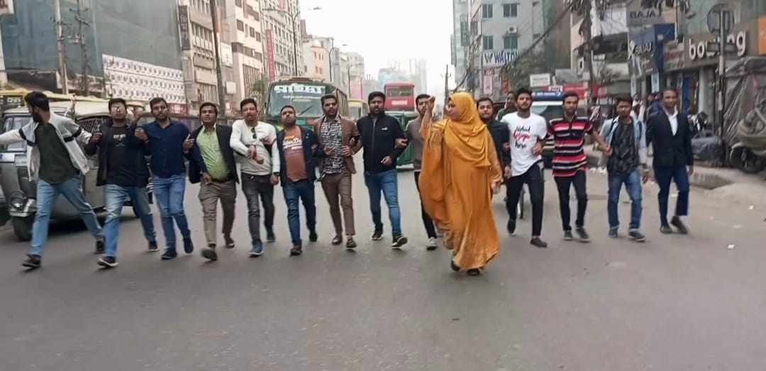 বাড্ডায় বেসরকারি বিশ্ববিদ্যালয় ছাত্রদলের মিছিল।