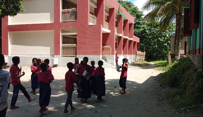 গফরগাঁওয়ে একটি আঁকাবাঁকা  রাস্তা করায় সরকারি প্রাথমিক বিদ্যালয়ের শতাধিক কোমলমতি  শিক্ষার্থী, শিক্ষক ও এলাকাবাসীর দুর্ভোগ।