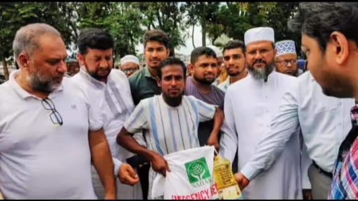 লাকসামে সওয়াব বাংলাদেশের উদ্যোগে   ক্ষতিগ্রস্তদের মাঝে খাদ্যসামগ্রী বিতরণ।