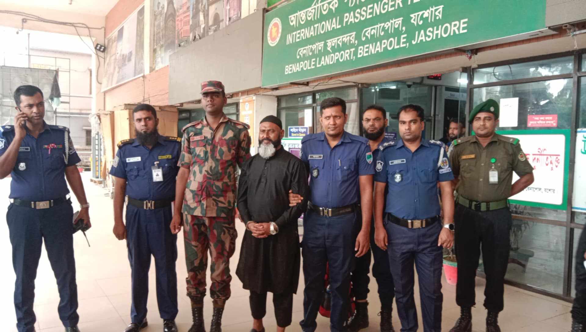 বেনাপোল ইমিগ্রেশনে হত্যা মামলার আসামী  আ,লীগ নেতা গ্রেফতার