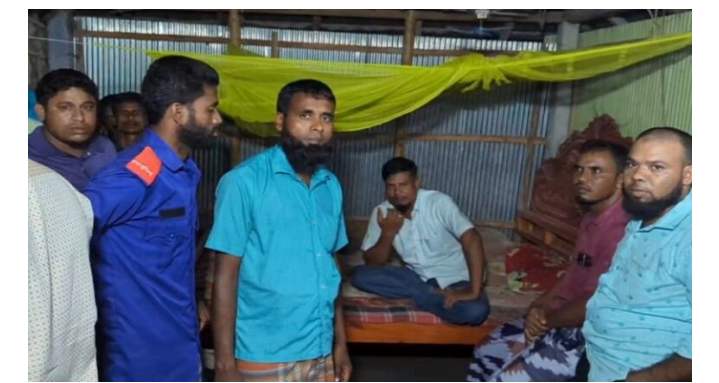 প্রবাসীর স্ত্রীর সঙ্গে অনৈতিক কাজের সময় কৃষকদল নেতা আটক।