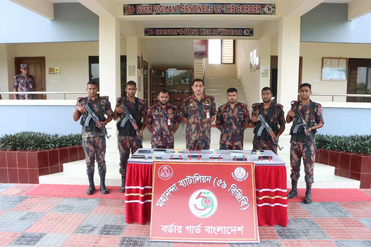 ৫৯ বিজিবির অভিযানে মালিকবিহীন ৬৬টি ভারতীয় চোরাই মোবাইল ফোন আটক ।