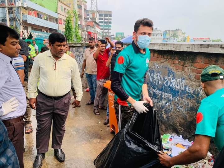 কালীগঞ্জ পৌরসভা পরিস্কার পরিছন্নতার কাজে বৈষম্য বিরোধী  ছাত্র জনতা ও বিডি ক্লিন বাংলাদেশ।