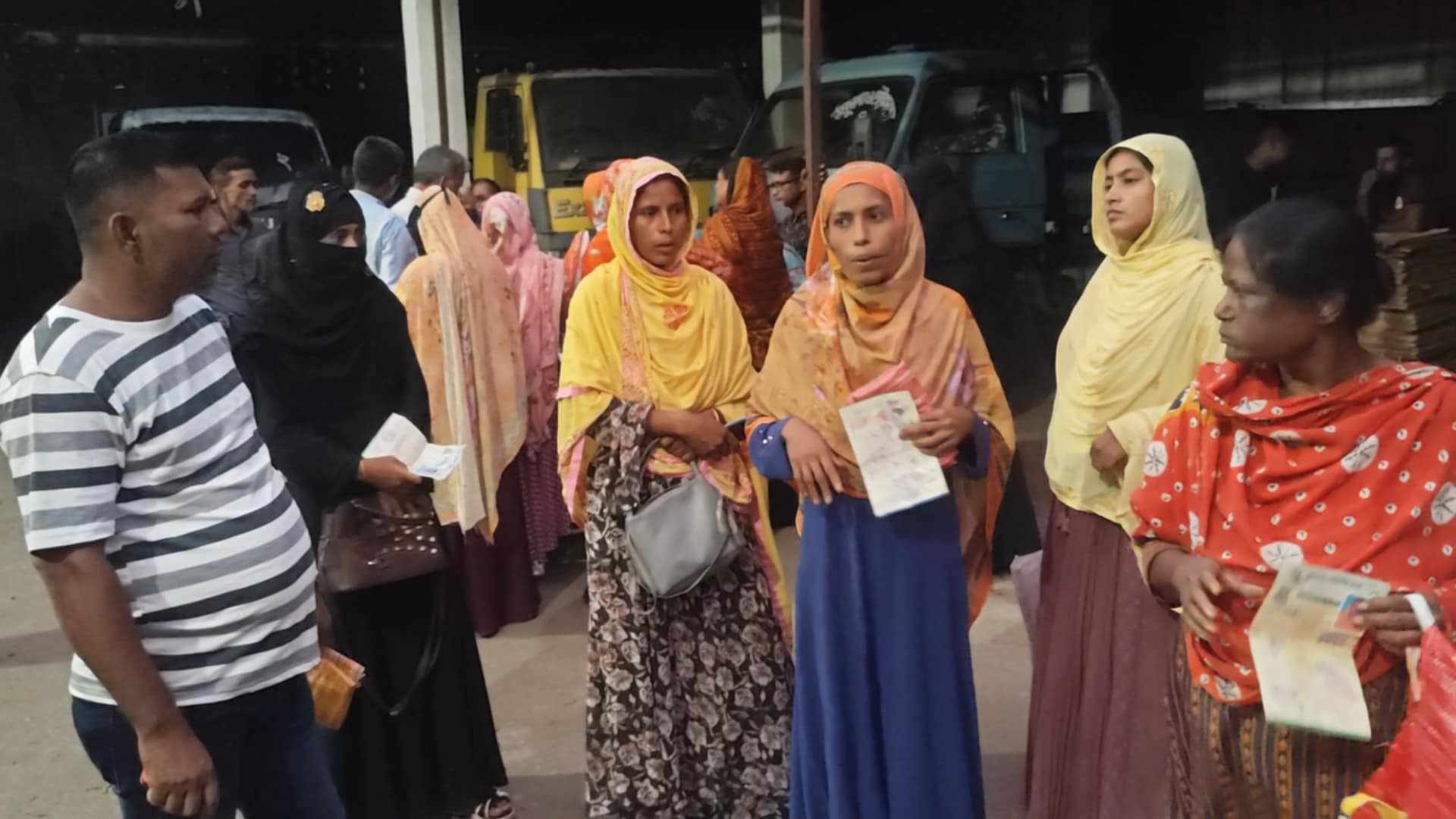 টিসিবির পণ্য উধাও ক্ষুদ্ধ কার্ডধারিরা,ব্যবস্থা নেয়ার আশ্বাস প্রশাসনের