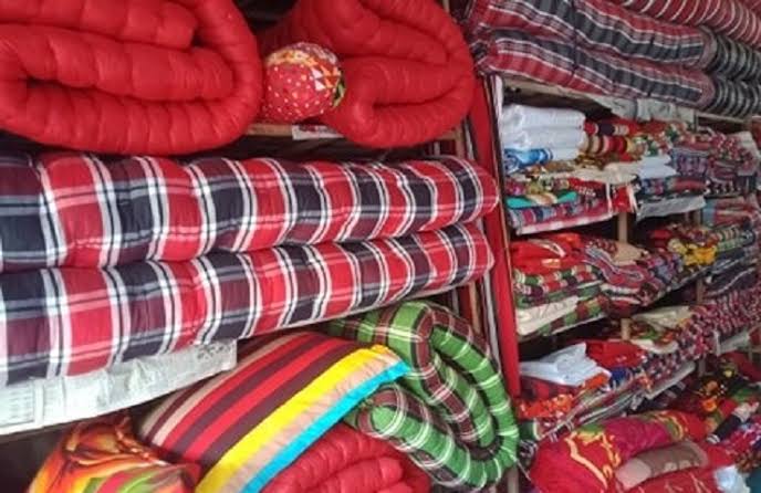 শীতের আগমনে গোপালগঞ্জে বেড়েছে লেপ তোষক তৈরির কারিগরদের ব্যস্ততা।