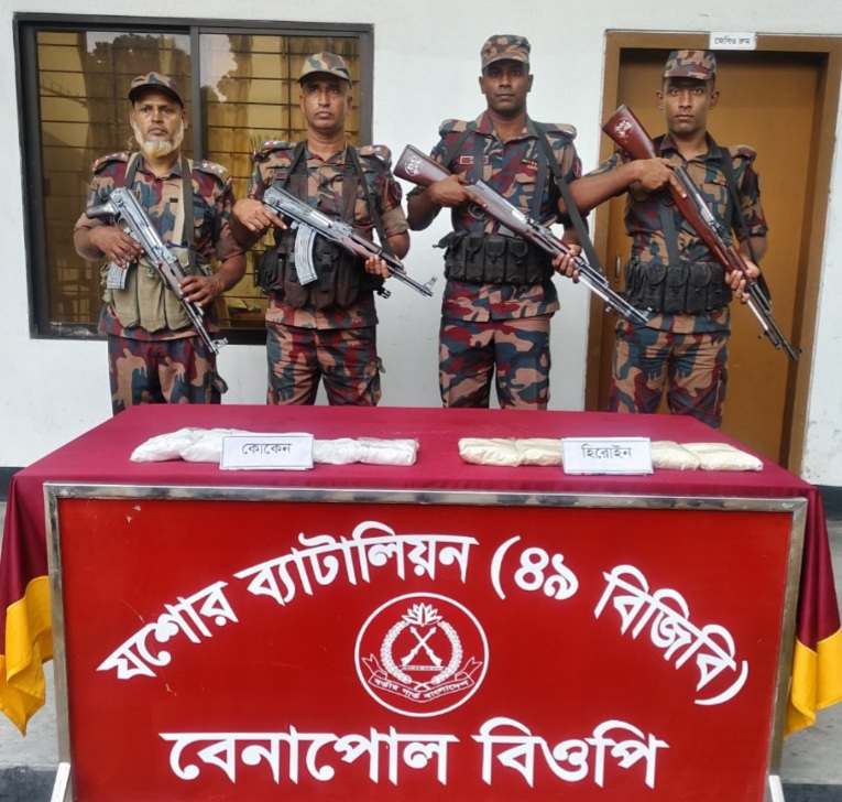 বেনাপোলে বেতনা এক্সপ্রেস ট্রেন থেকে বিপুল পরিমান কোকেন ও হিরোইন উদ্ধার।