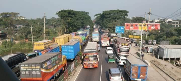 গজারিয়া মেঘনা সেতুতে কাভার্ড ভ্যান উল্টে মহাসড়কে তীব্র যানজট।