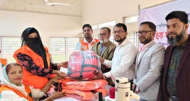 গলাচিপায় সিপিপি সেচ্ছাসেবকদের মাঝে সাংকেতিক যন্ত্রপাতি ও গিয়ার বিতরণ।