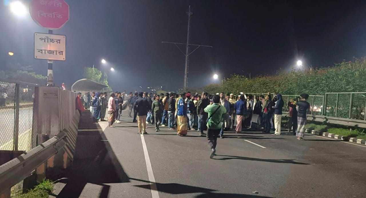 কৃষক দলের কমিটি ঘোষণাকে কেন্দ্র করে শিবচরের পাচ্চর ঢাকা-ভাঙা মহাসড়ক অবরোধ