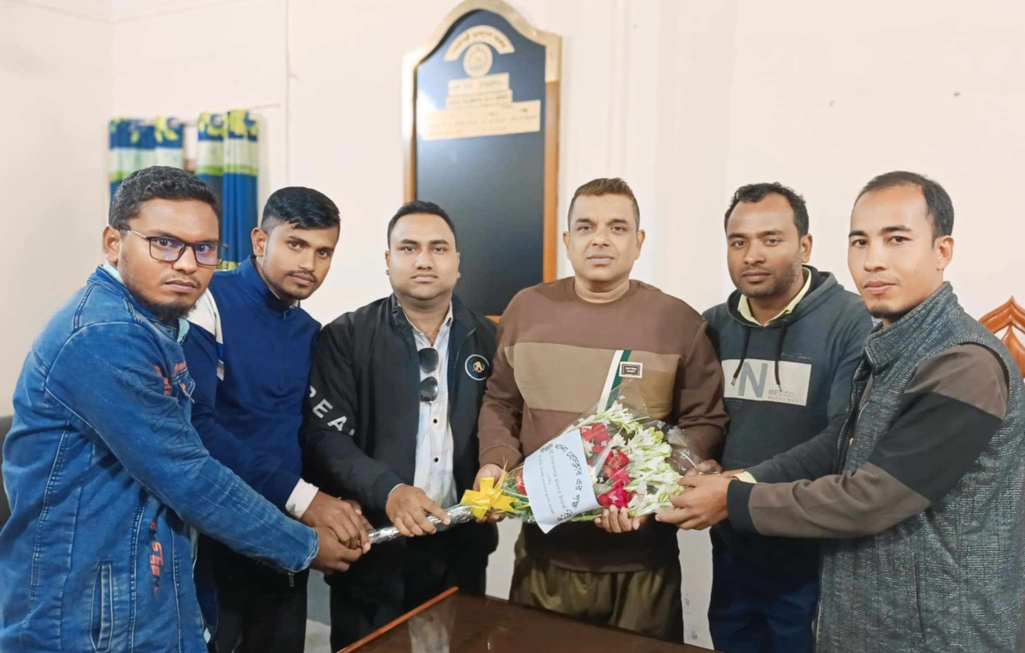 ভূল্লী থানার নবাগত ওসির সাথে সাংবাদিকদের মতবিনিময়।