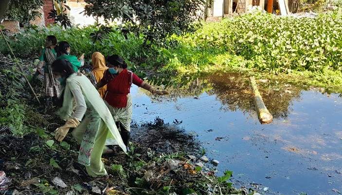 গাজীপুরে পরিত্যক্ত পুকুর পরিস্কার কার্যক্রমে বিডি ক্লিনের তিন শতাধিক সদস্য।