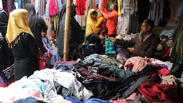 গোপালগঞ্জে শীতের সাথে ভিড় বাড়ছে পুরাতন কাপড়ের দোকানে- নিক্সন মার্কেটে।