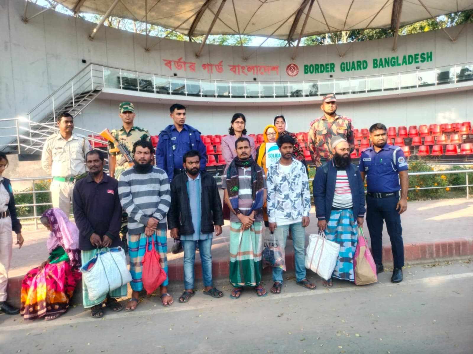 ভারতে ৯ মাস জেল খেটে বেনাপোল হয়ে দেশে ফিরল ৭ বাংলাদেশী নারী পুরুষ।