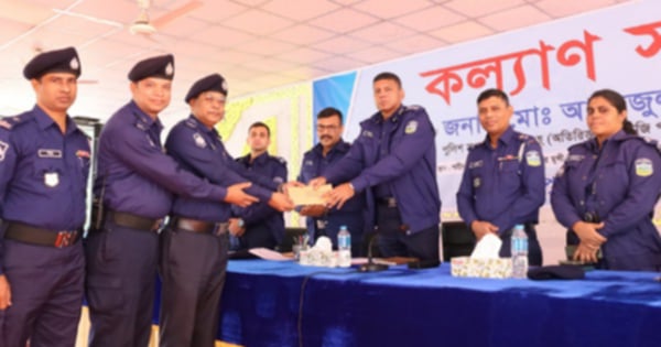 মামলার রহস্য উদঘাটন করায় কোতোয়ালী থানার সেকেন্ড অফিসার আনোয়ার শ্রেষ্ঠ পুরস্কার পেলেন।