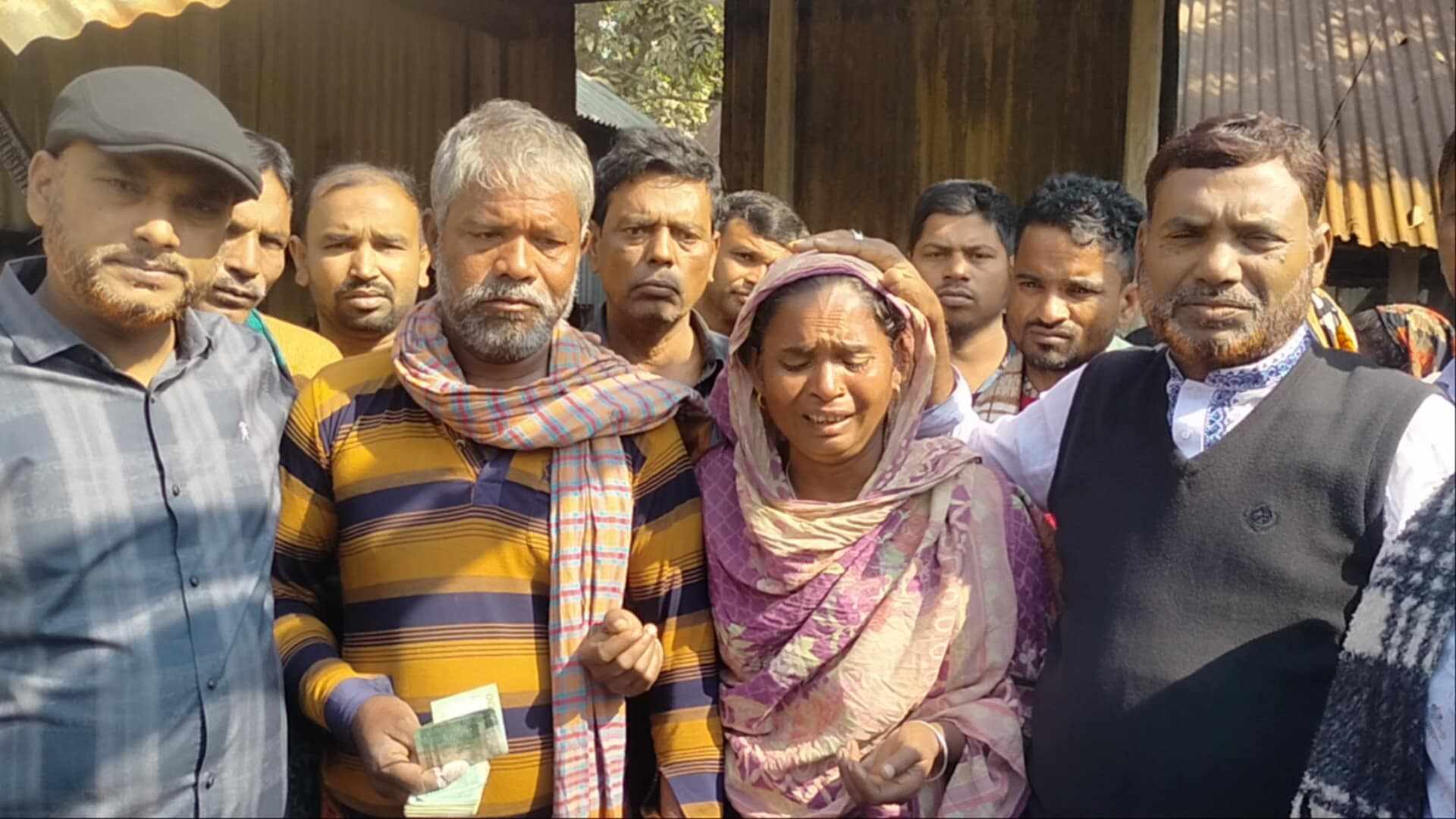 আগুনে পুড়ে নিঃস্ব পরিবারের পাশে সাবেক বিএনপির নেতা।