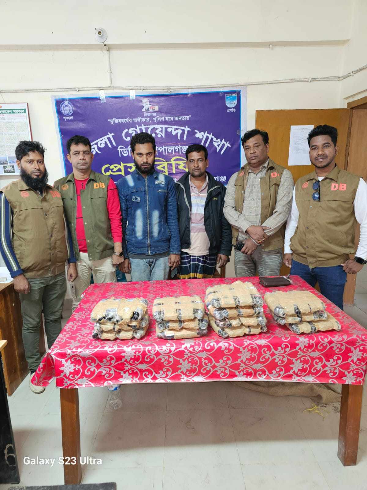 গোপালগঞ্জের ডিবি -র পৃথক ৩ অভিযানে ২৫ কেজি গাজা ২০০ পিস ইয়াবা ট্যাবলেট ও ১৬৫ বোতল  ফেনসিডিল সহ আটক ৪,