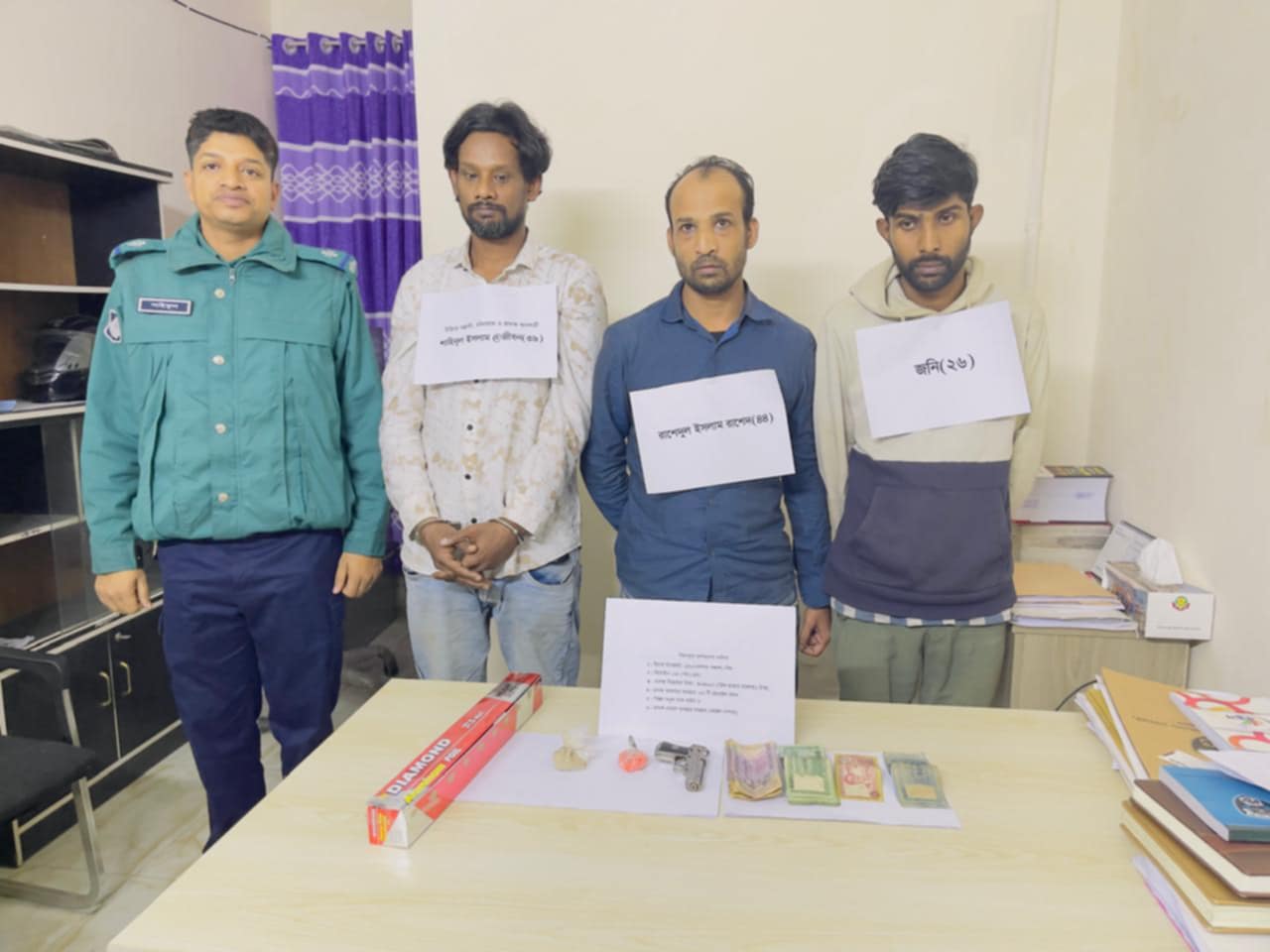 পুলিশের অভিযানে চিহ্নিত চাঁদাবাজ জীবন মাদকসহ আটক।