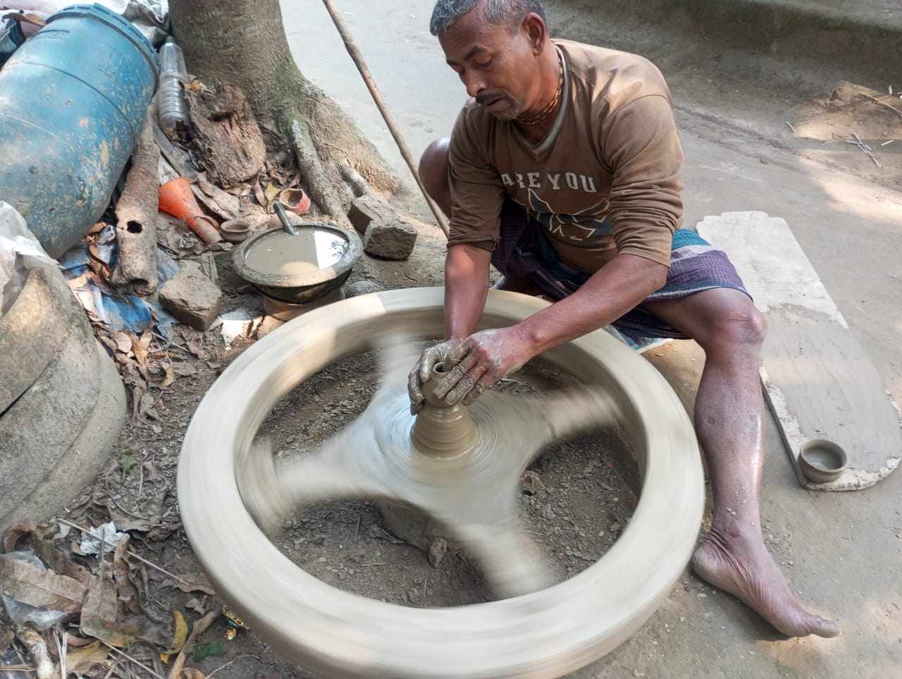 গোপালগঞ্জের কাশিয়ানীতে কালের বিবর্তনে হারিয়ে যাচ্ছে মৃৎশিল্প। 