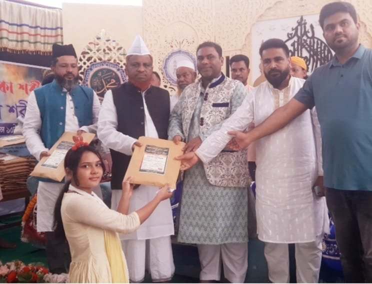 পটিয়া আমির ভান্ডার খানকা শরিফে মহান  বার্ষিক ওরশ উপলক্ষে শিক্ষা সামগ্রী বিতরণ।