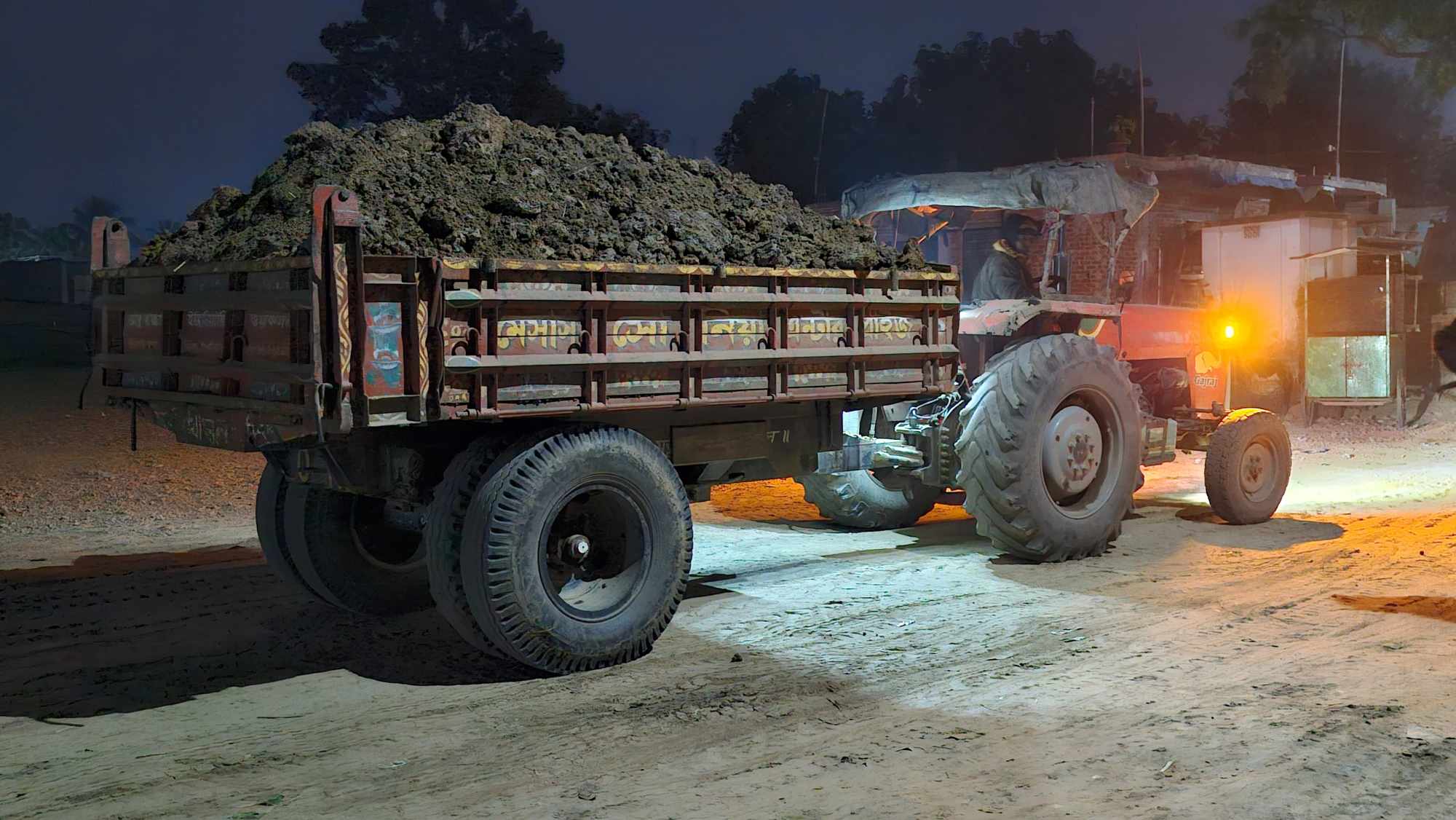 শিক্ষার্থীদের আটক করা মাটিভর্তি ট্রাক্টর ছেড়ে দিল পুলিশ, আবারো শুরু ফসলী জমি কেটে পুকুর ভরাট।