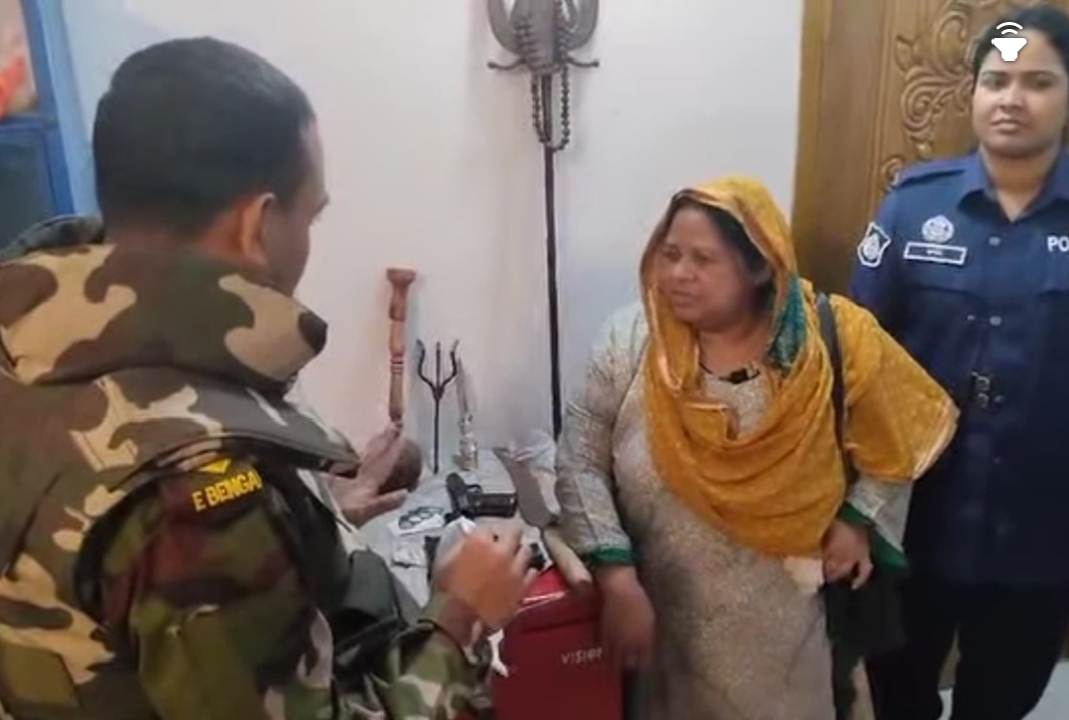 গফরগাঁওয়ে ছাত্রলীগ নেতার বাসার থেকে ম্যাগাজিন ও দেশি অস্ত্র উদ্ধার,মা  গ্রেফতার।