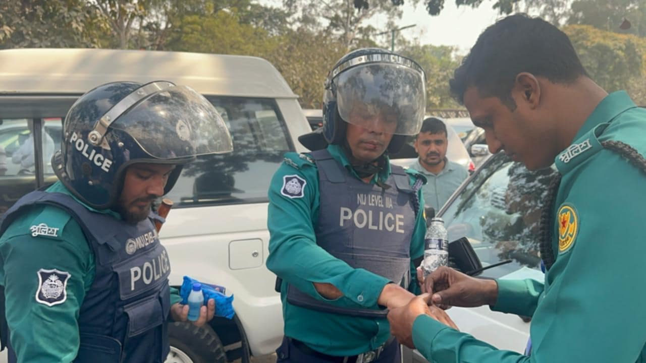 চাকরিচ্যুত পুলিশ সদস্যদের হামলায় রমনার ডিসি-শাহবাগের ওসি আহত