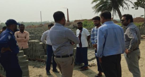 গলাচিপায় অবৈধ তিনটি ইটভাটাকে ১ লক্ষ ৪০ হাজার টাকা জরিমানা করেছে ভ্রাম্যমান আদালত।