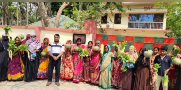 নিজ হাতে উৎপাদিত সবজি বিনামূল্যে বিতরণ।