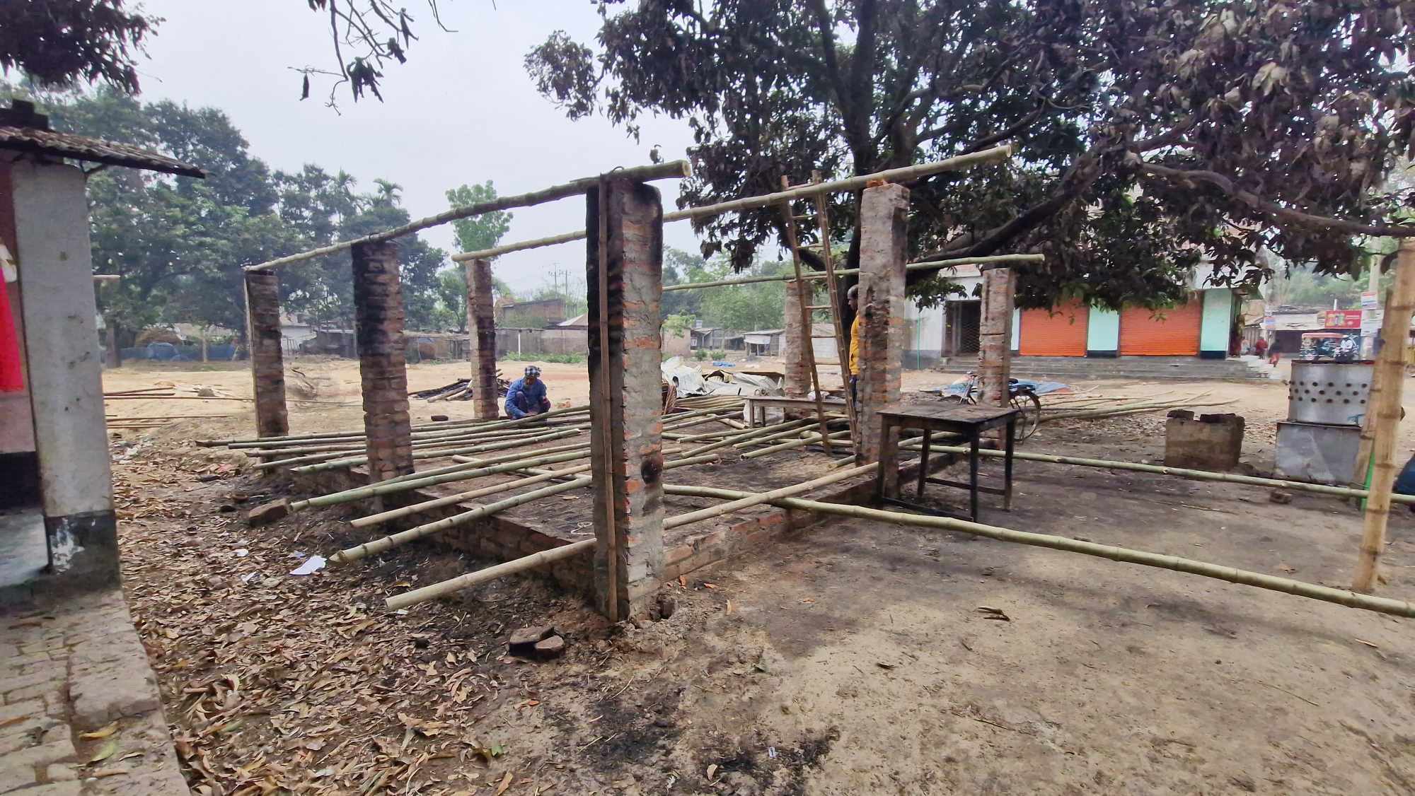 গভীর রাতে পুড়ে ছাই আড়াইশ হাঁশ-মুরগিসহ দোকান।