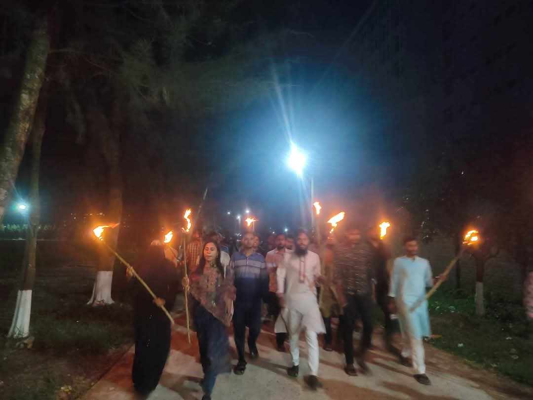 নারী ধর্ষণ ও নিপীড়নের প্রতিবাদে – ধর্ষকদের শাস্তির দাবীতে গোপালগঞ্জে মশাল মিছিল।