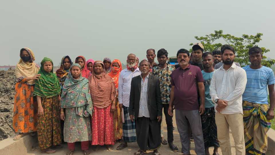 কালভার্টে দেওয়া বাঁধ উন্মুক্ত করতে এলাকাবাসীর বিক্ষোভ,