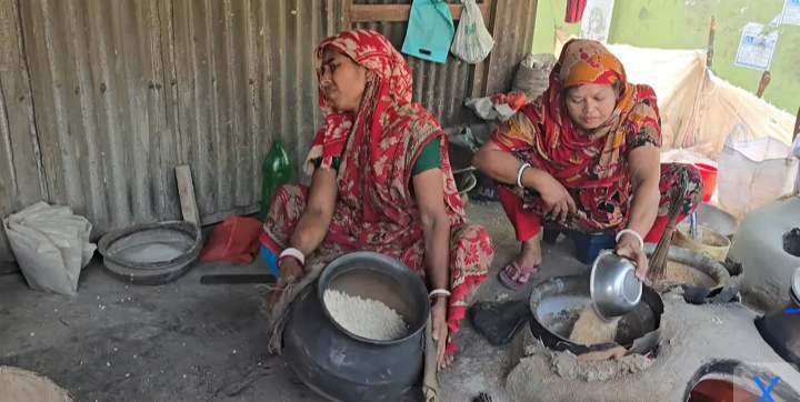 গলাচিপায় বিলুপ্তির পথে হাতে ভাজা মুড়ির ঐতিহ্য