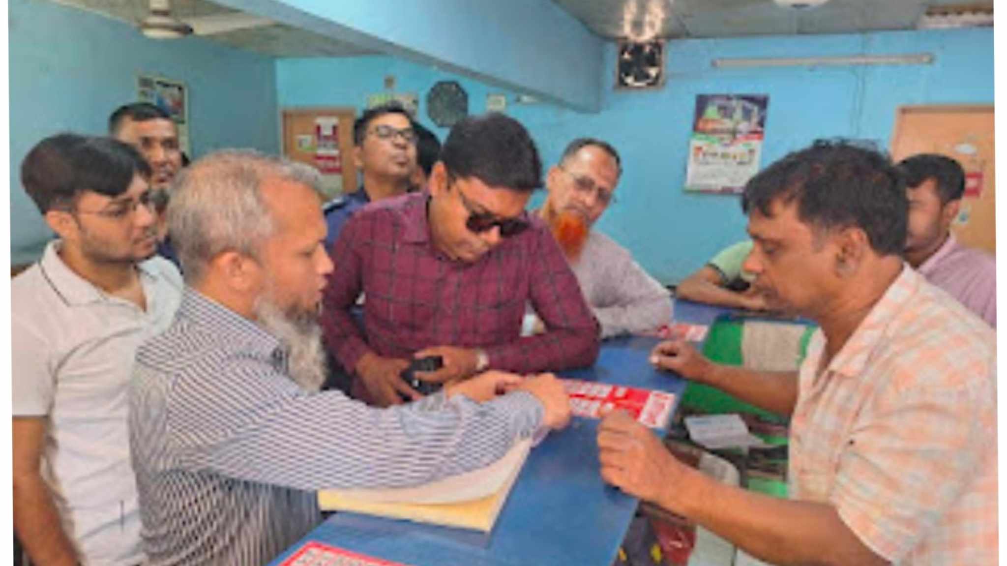 চাঁপাইনবাবগঞ্জে বাসে অতিরিক্ত ভাড়া আদায় রোধে বাস কাউন্টারে বিআরটিএ’র অভিযান :