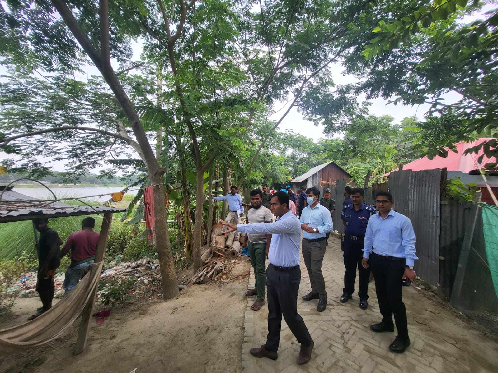 গোপালগঞ্জে মধুমতি বিল রুট চ্যানেলের পাশ থেকে  অবৈধ স্থাপনা উচ্ছেদ অভিযান।