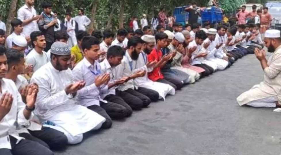 গোপালগঞ্জে পলিটেকনিক ইনস্টিটিউটের  শিক্ষার্থীদের সড়ক অবরোধ। সড়কেই যোহরের নামাজ আদায়।