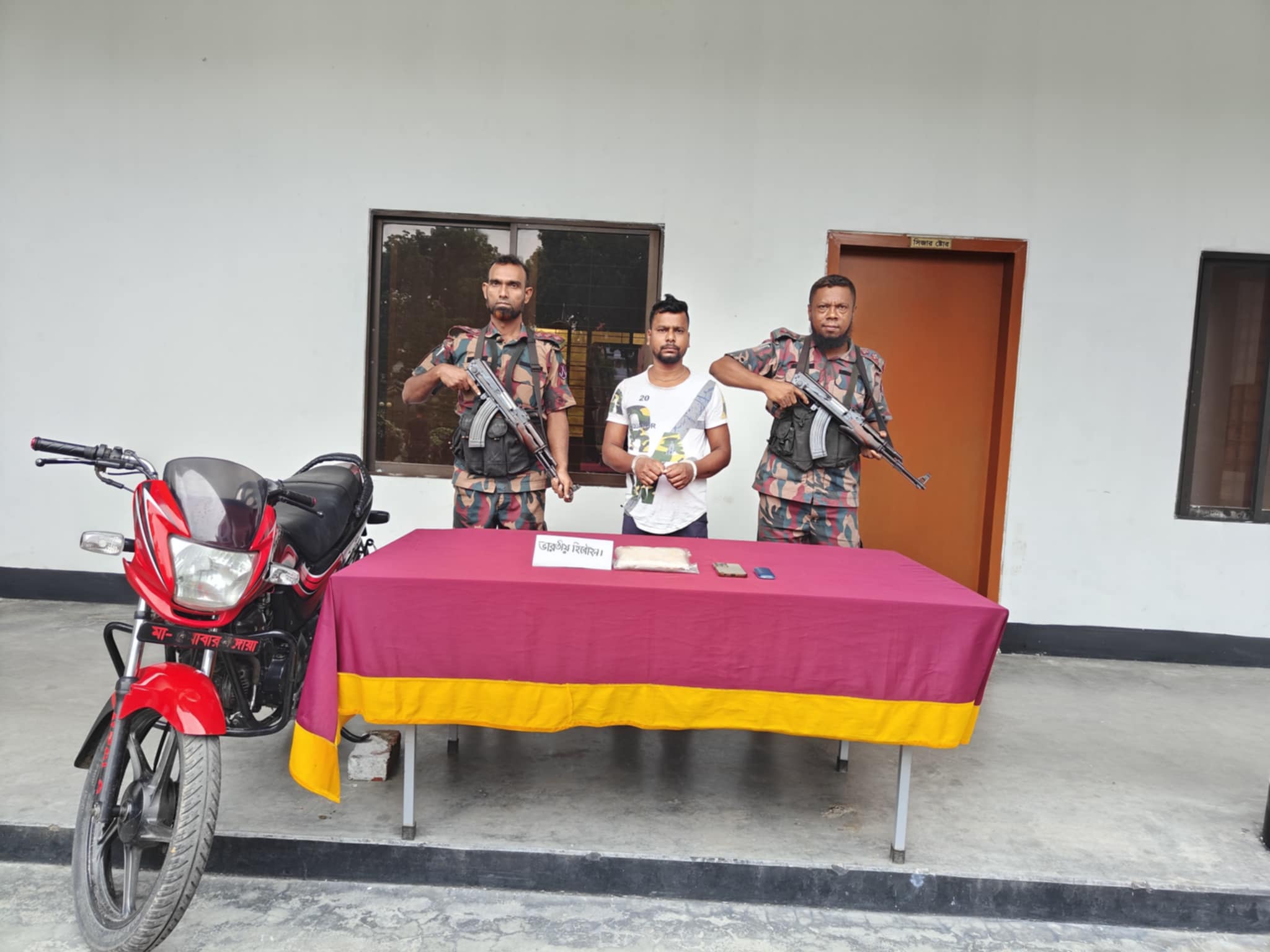 বেনাপোলে আঁধা কিলো হেরোইন সহ ভারতীয় ট্রাক চালক আটক।