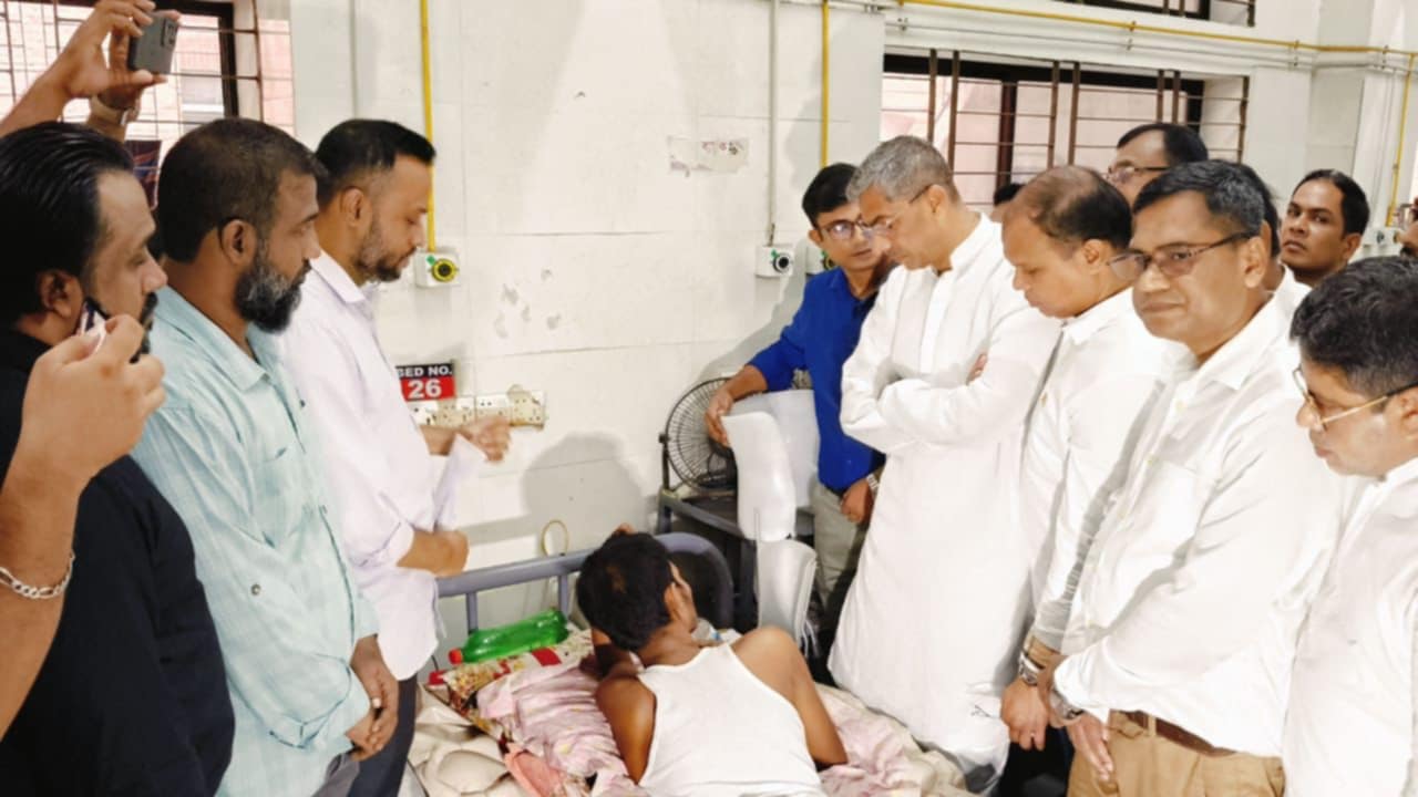 জমি বিক্রি করে সন্তানের চিকিৎসা করতে আসা মায়ের পাশে তারেক রহমান।