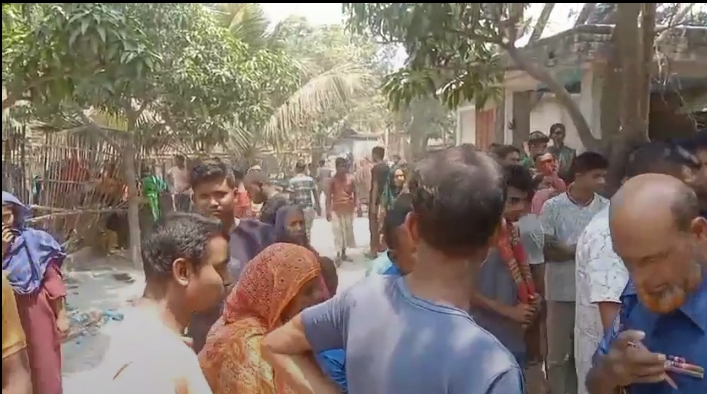 চাঁপাইনবাবগঞ্জ হতে আন্তঃনগর ট্রেন চালুসহ আট দফা দাবিতে মানববন্ধন।