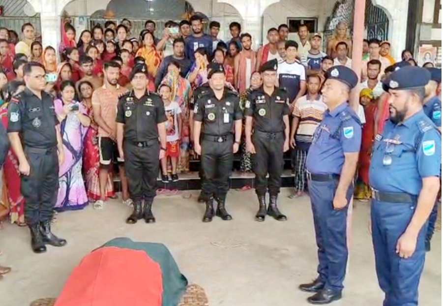 র‌্যাব কর্মকর্তা পলাশের অন্ত্যেষ্টিক্রিয়া সম্পন্ন- স্ত্রী সুস্মিতার বিচারের দাবী গোপালগঞ্জ বাসীর। 