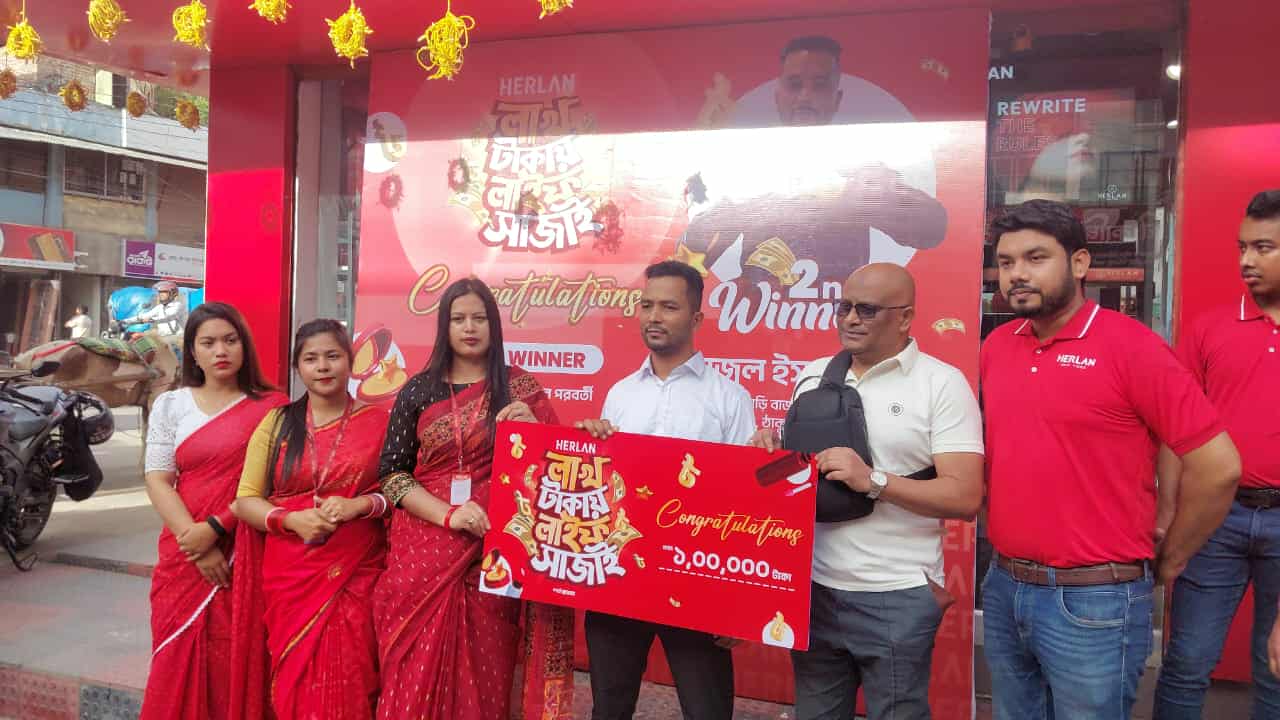 ঠাকুরগাঁওয়ে পন্য কিনে এক লাখ টাকা জিতলেন রিয়াজুল,
