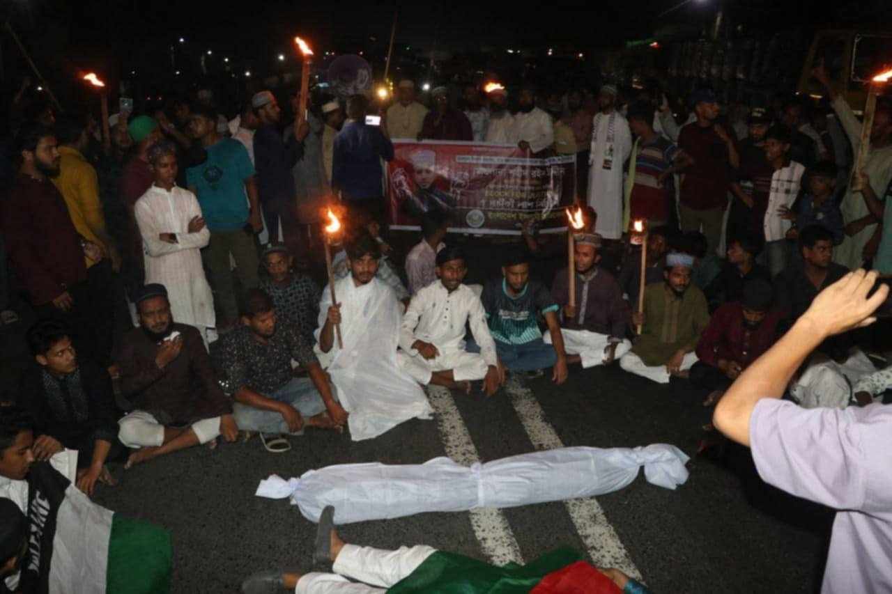 পটিয়ায় দেড়ঘন্টা মহাসড়ক অবরোধ, রইস উদ্দিনের হত্যার প্রতিবাদে   ব্লক ফর জাষ্টিজ ও লাশ মিছিল।