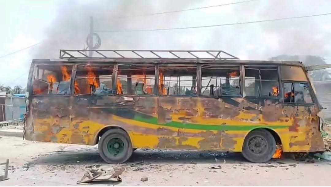 গোপালগঞ্জে দুই বাসের মধ্যে চাপা পড়ে মোটরসাইকেল চালক নিহত, বাসে আগুন দিল উত্তেজিত  জনতা। 