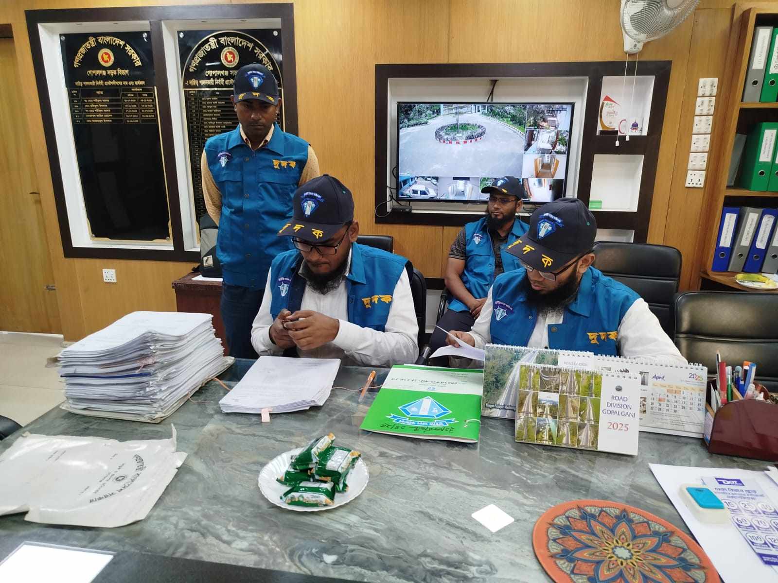 গোপালগঞ্জ সড়ক ও জনপথ বিভাগে দুদকের অভিযান।