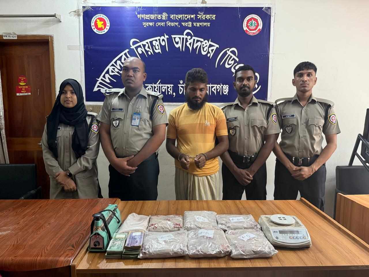 চাঁপাইনবাবগঞ্জে  ডিএনসির অভিযানে ৩ কেজি ৩০০ গ্রাম হেরোইন  সহ গ্রেফতার ১জন।