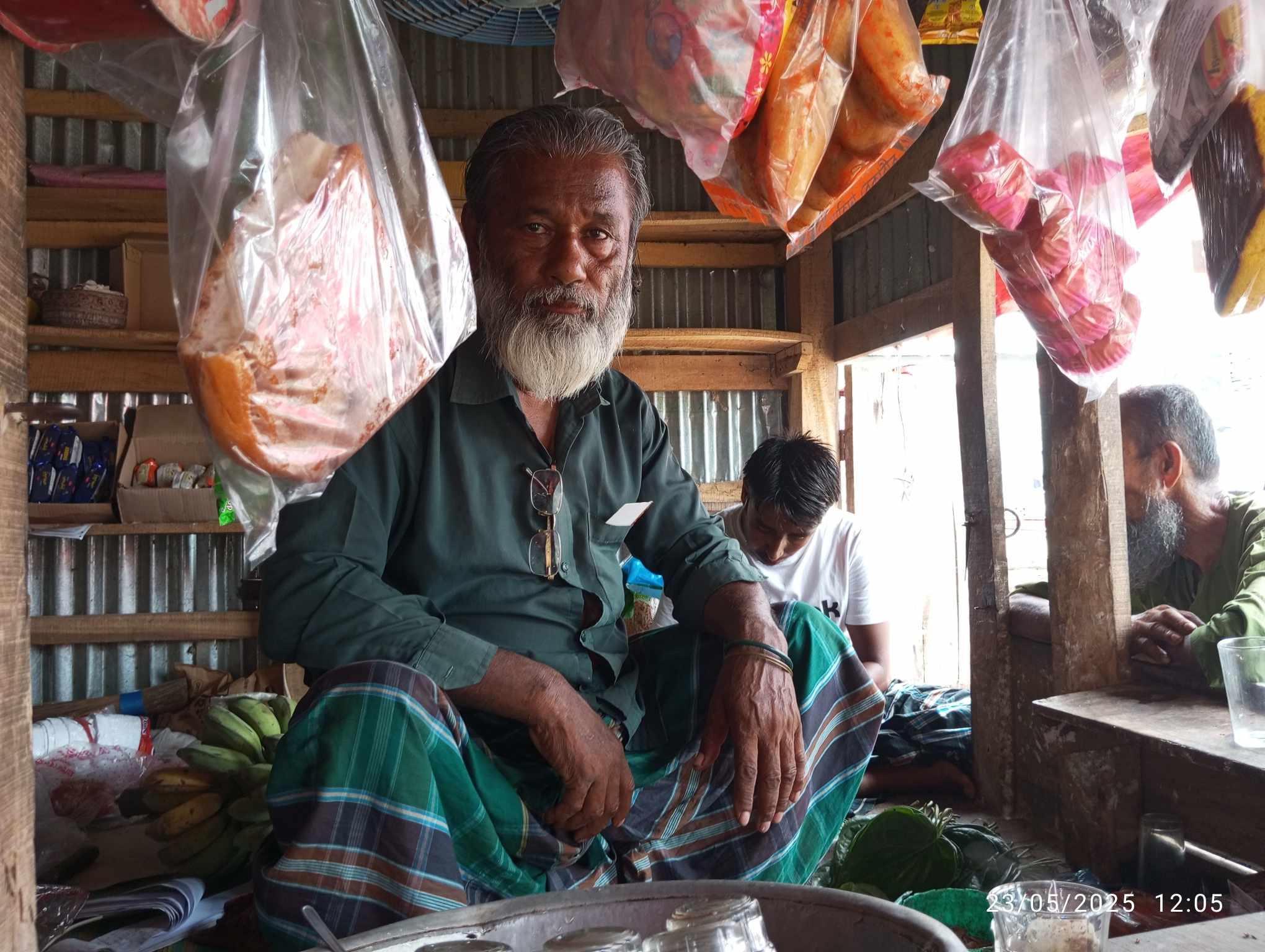 গলাচিপায় চা বিক্রি করে সংসার চলে বৃদ্ধের, চান্দিনা ভিটা পাওয়ার আশায় ঘুরছেন দ্বারে দ্বারে।