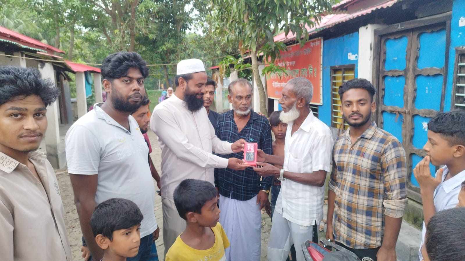 গোপালগঞ্জে আশ্রয়ণ প্রকল্পে চুরির শিকার – হায়াত আলী মোল্লার পাশে দাঁড়ালেন বিএনপি নেতা জাহাঙ্গির কবির