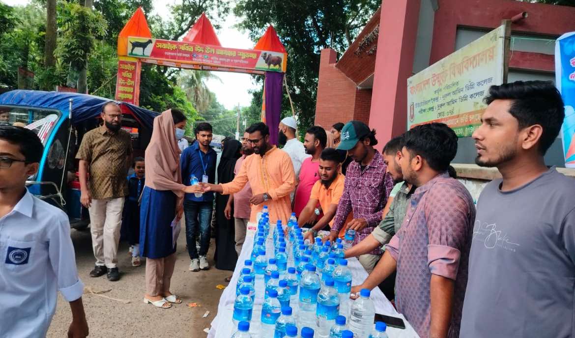 শিবচরে ছাত্রশিবিরের পক্ষ থেকে পরীক্ষার্থীদের মাঝে পানি-স্যালাইন ও কলম বিতরণ।