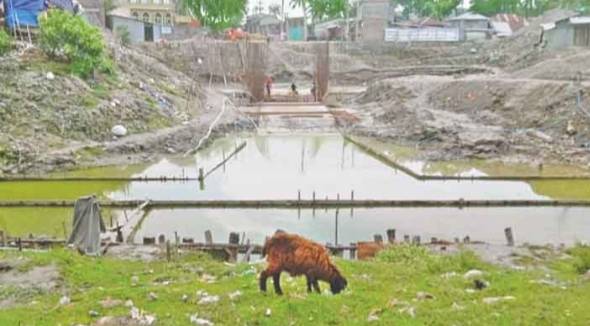 গলাচিপায় খাল খননে ধীর গতি, স্মুইসগেট এখন গলার কাঁটা